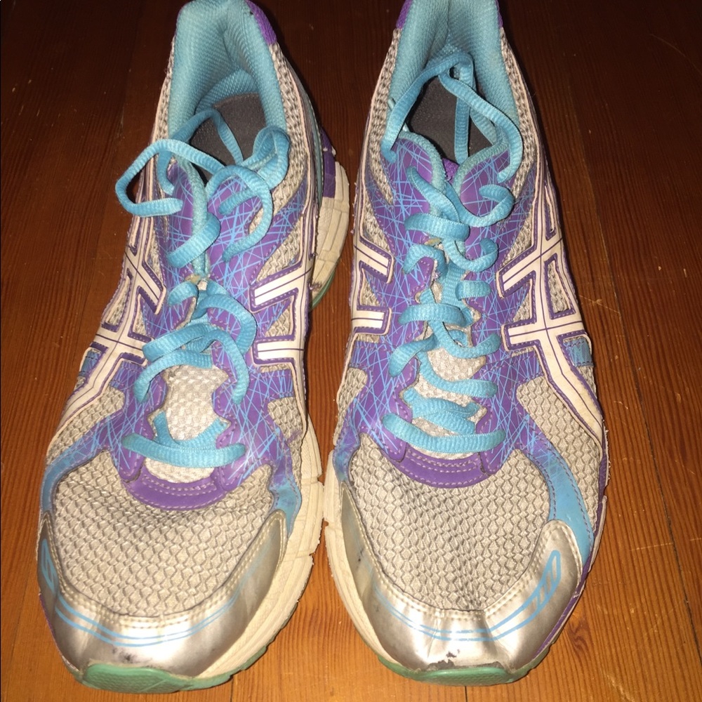 Tennis shoes
